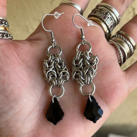Handmade maille dangly stainless steel earrings with black austrian crystals - Picture 14 of 16